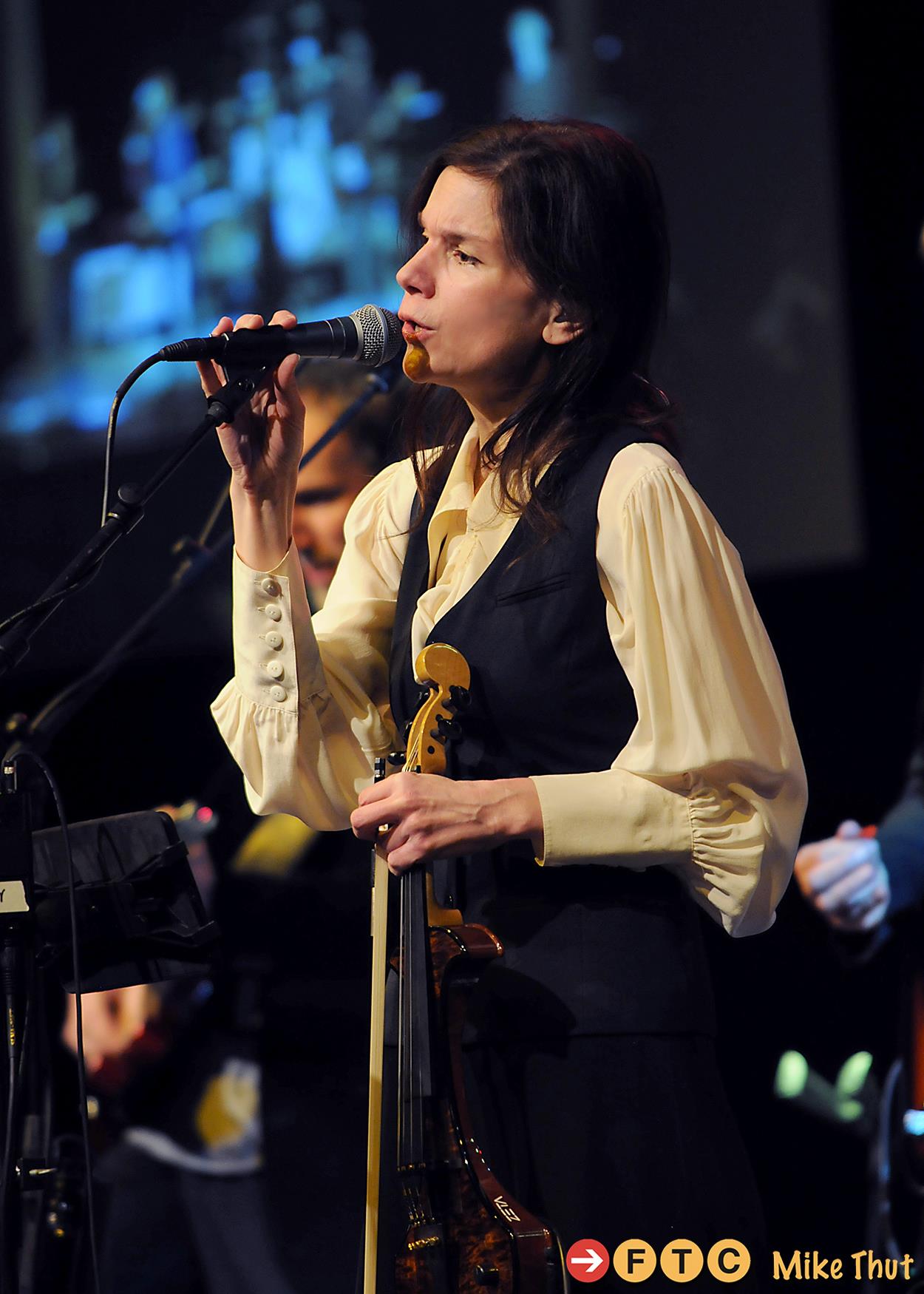 Mary Ramsey with 10000 Maniacs holding a Zeta violin