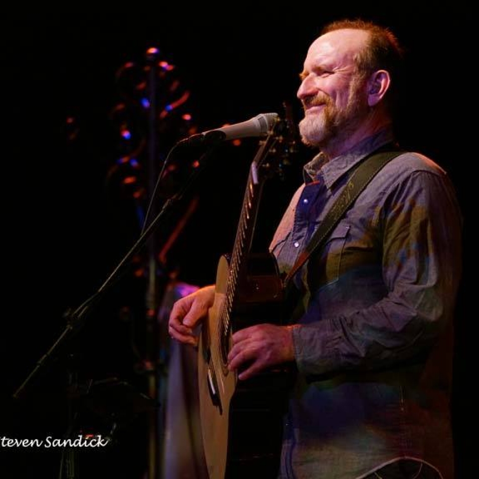 Colin Hay’s Fierce Assault on Memory | DarkViolin